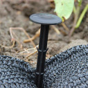 Plastový upevňovací kolík pro zahradní a zemní textílie