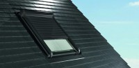 Střešní okna Roto - Venkovní lamelová roleta Roto ZRO S solární pohon, dálkový ovladač